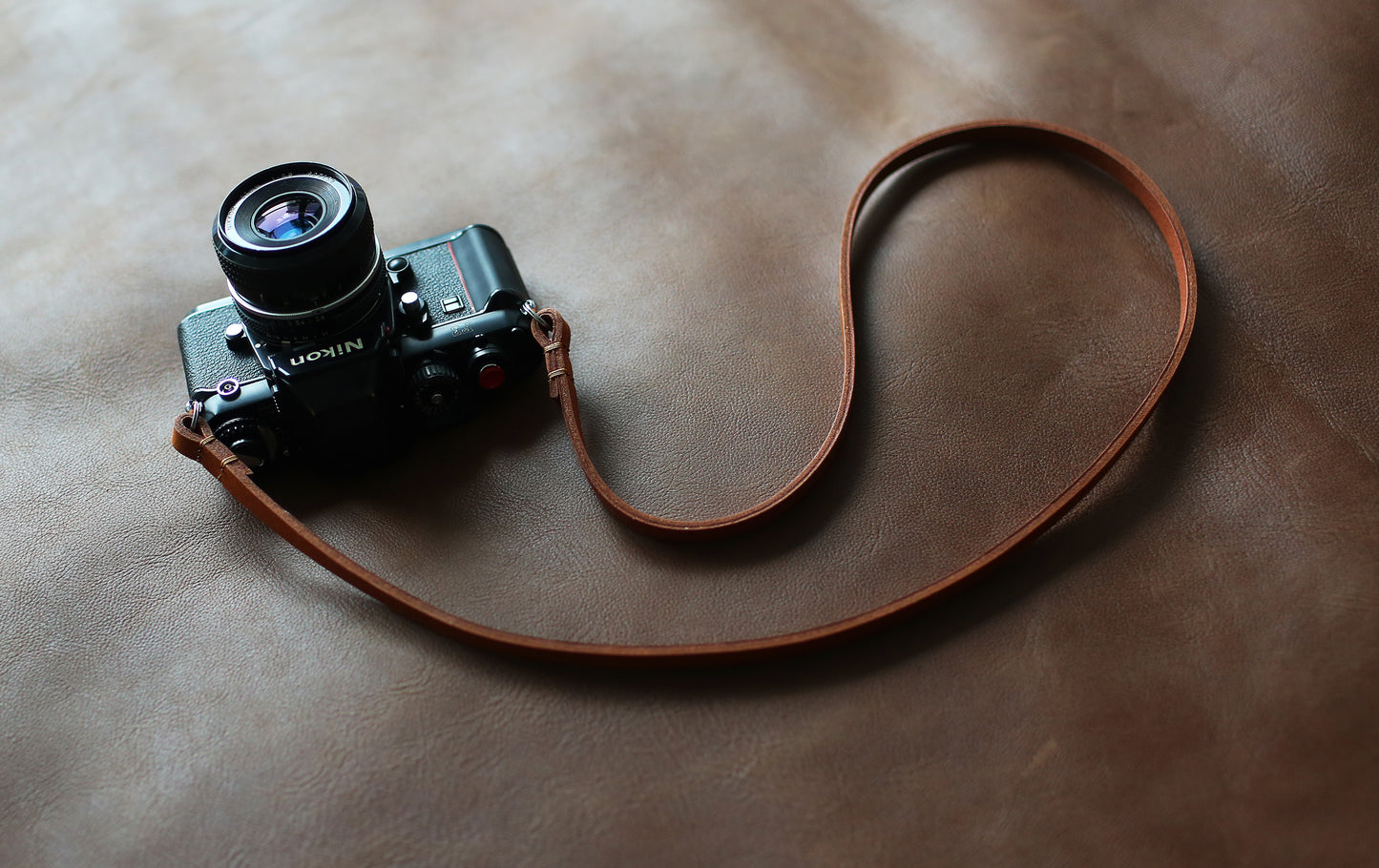 Durable stitched leather loop with metal split rings – Windmup strap