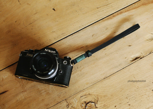 Black leather handmade camera wrist band strap dark green | Windmup.com - windmup