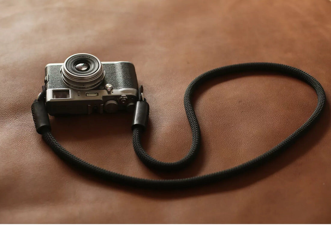 Windmup black camera strap close-upwindmup