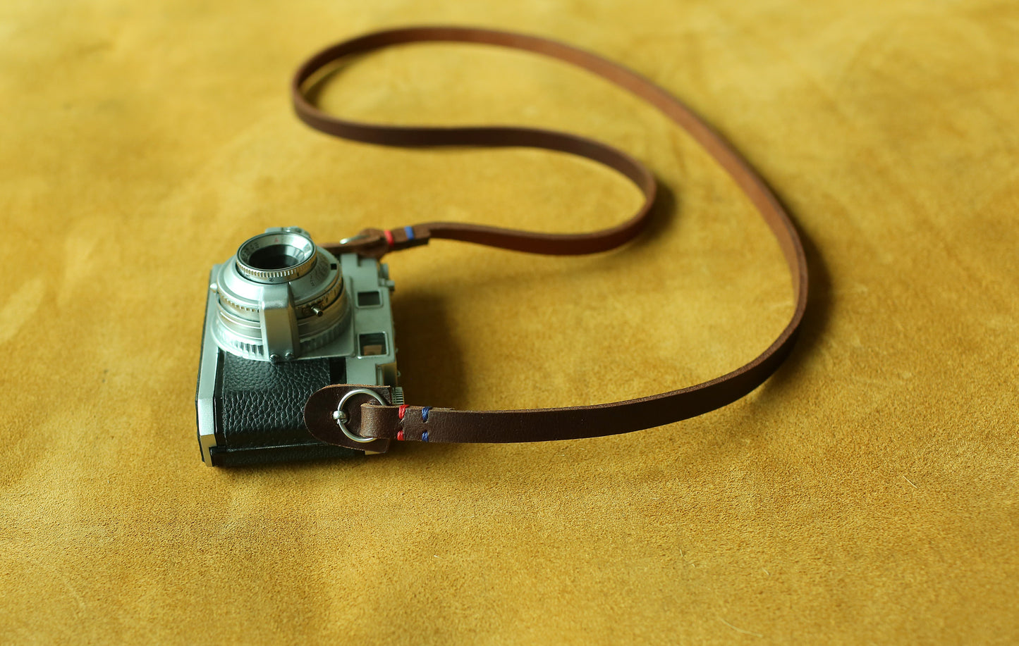 Close-up of 3.5mm thick genuine leather camera sling