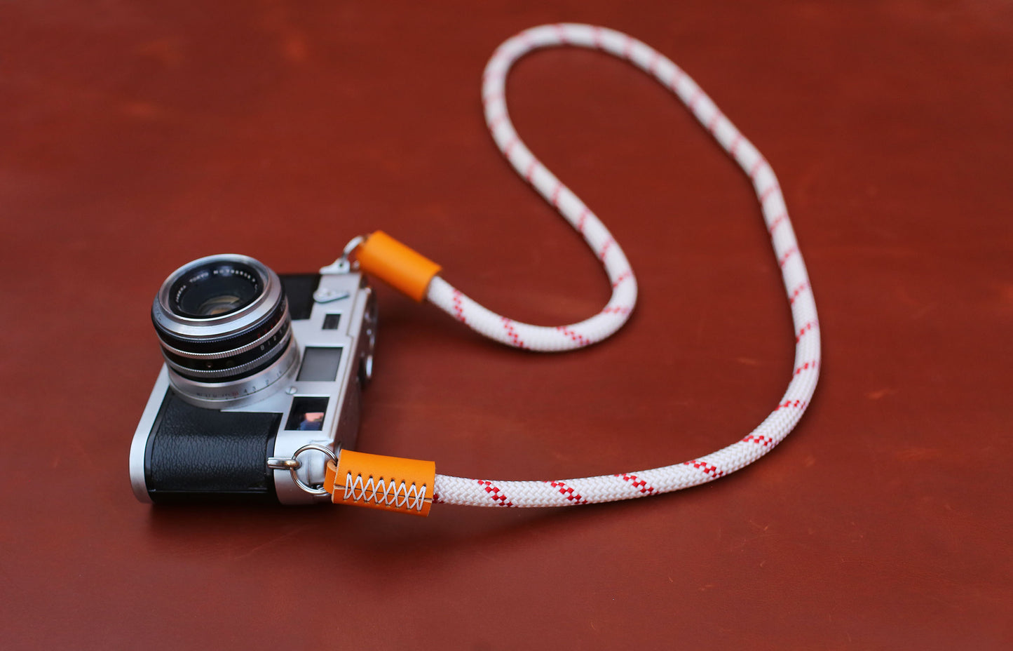 Customizable length (70-150cm) rope strap for cross-body camera carry