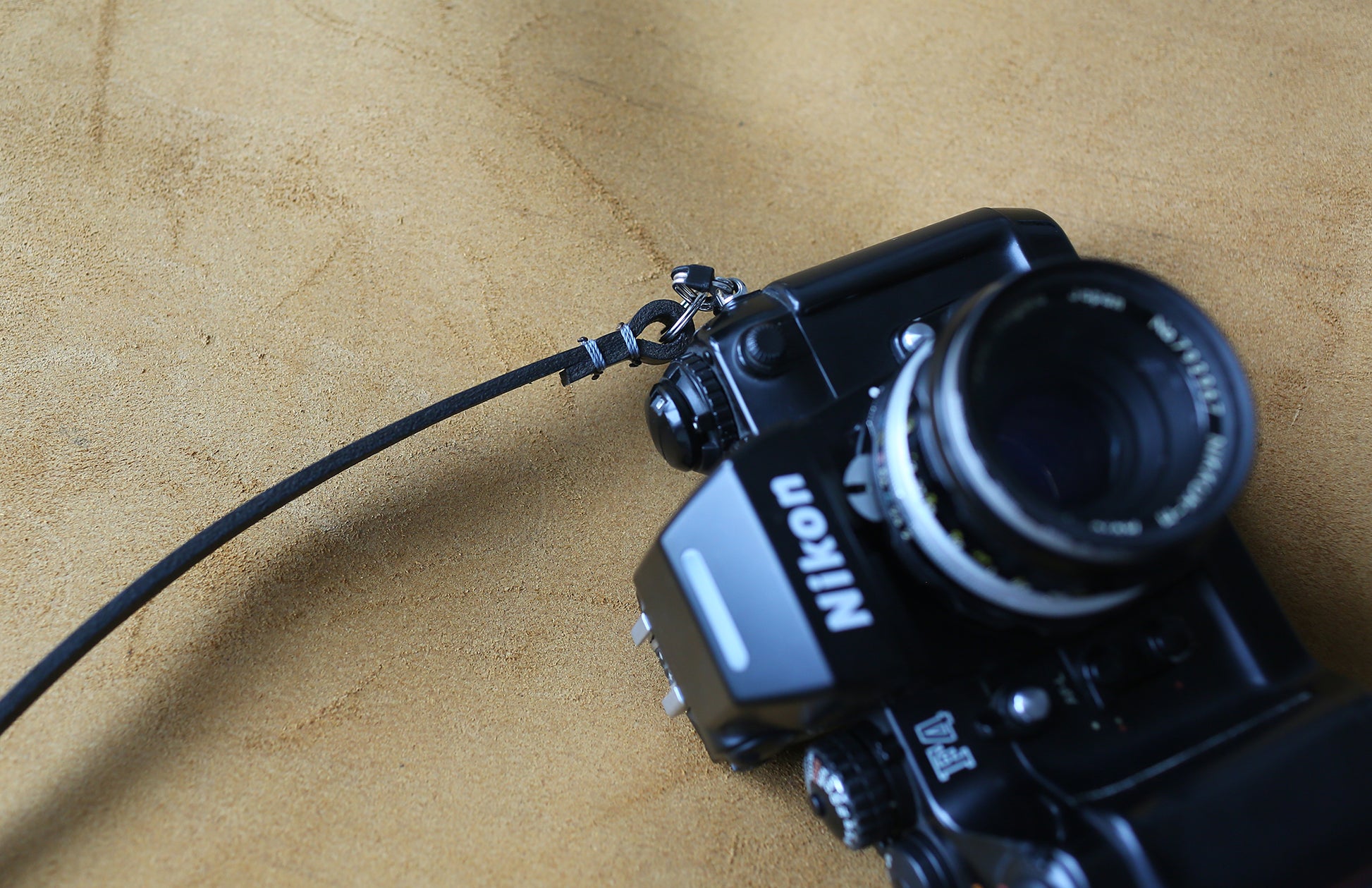 Camera strap with 10mm body and 27mm shoulder pad