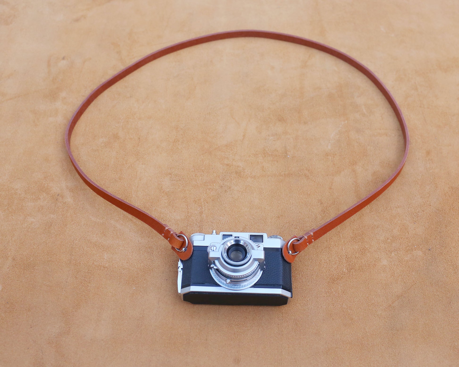 Adjustable slim leather shoulder strap for mirrorless and analog cameras