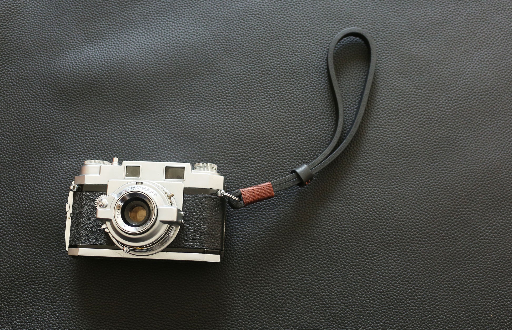 Thick 4mm leather camera strap featuring the signature coffee color stitching