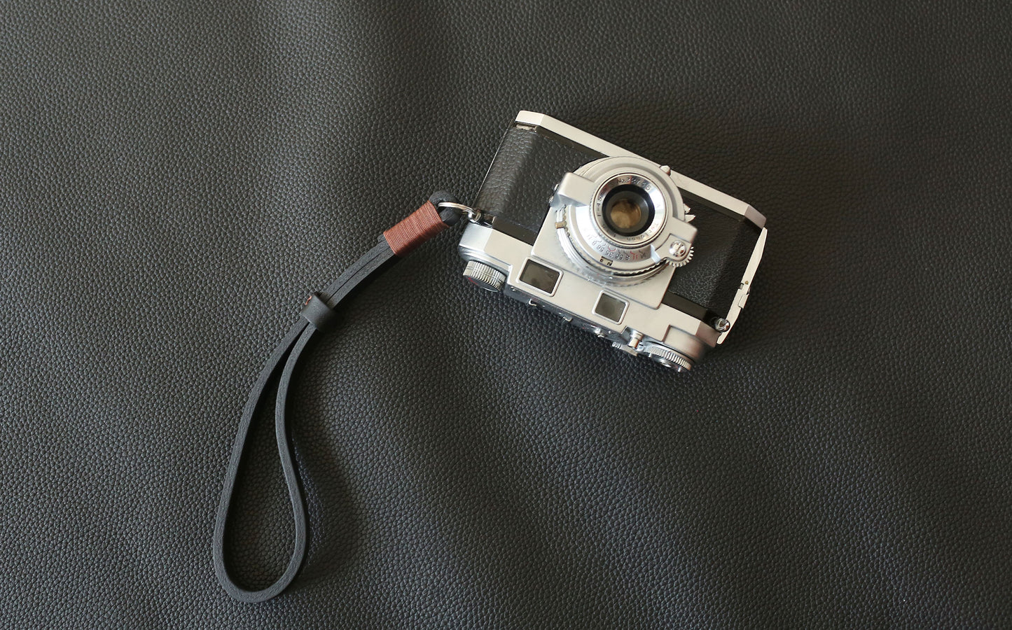 4.0mm thick vegetable-tanned buffalo leather camera strap with natural texture