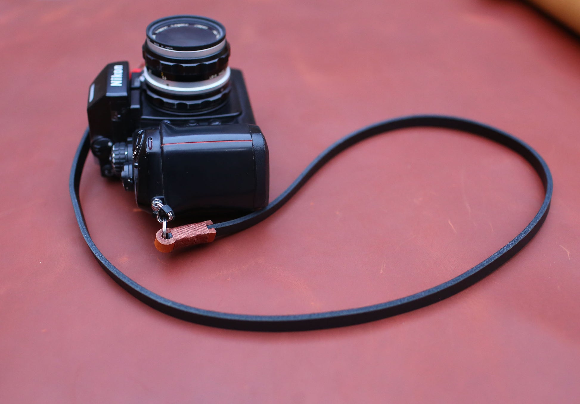 Minimal vintage camera strap for mirrorless body