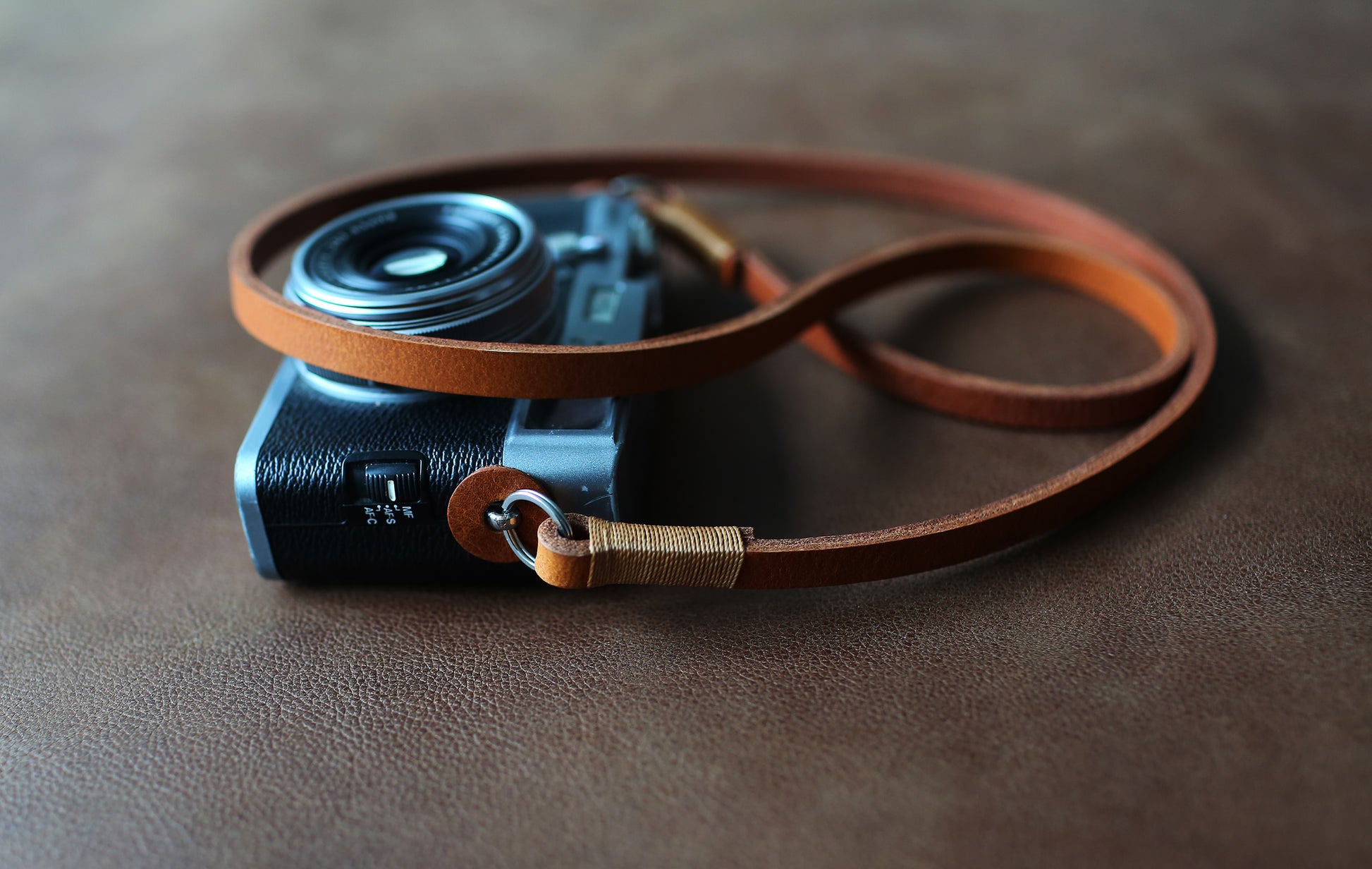Brown leather camera strap with protective leather pads – handmade by Windmup