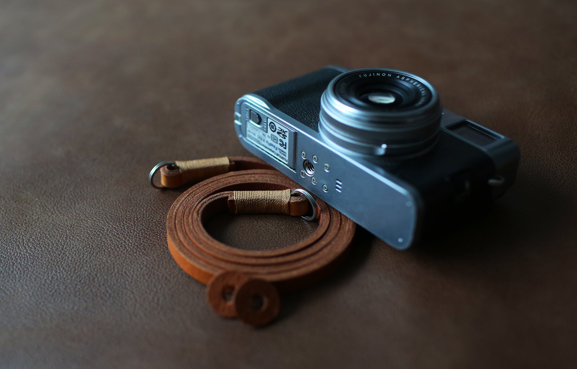 Premium buffalo leather camera strap – fits Canon, Nikon, Sony, Leica