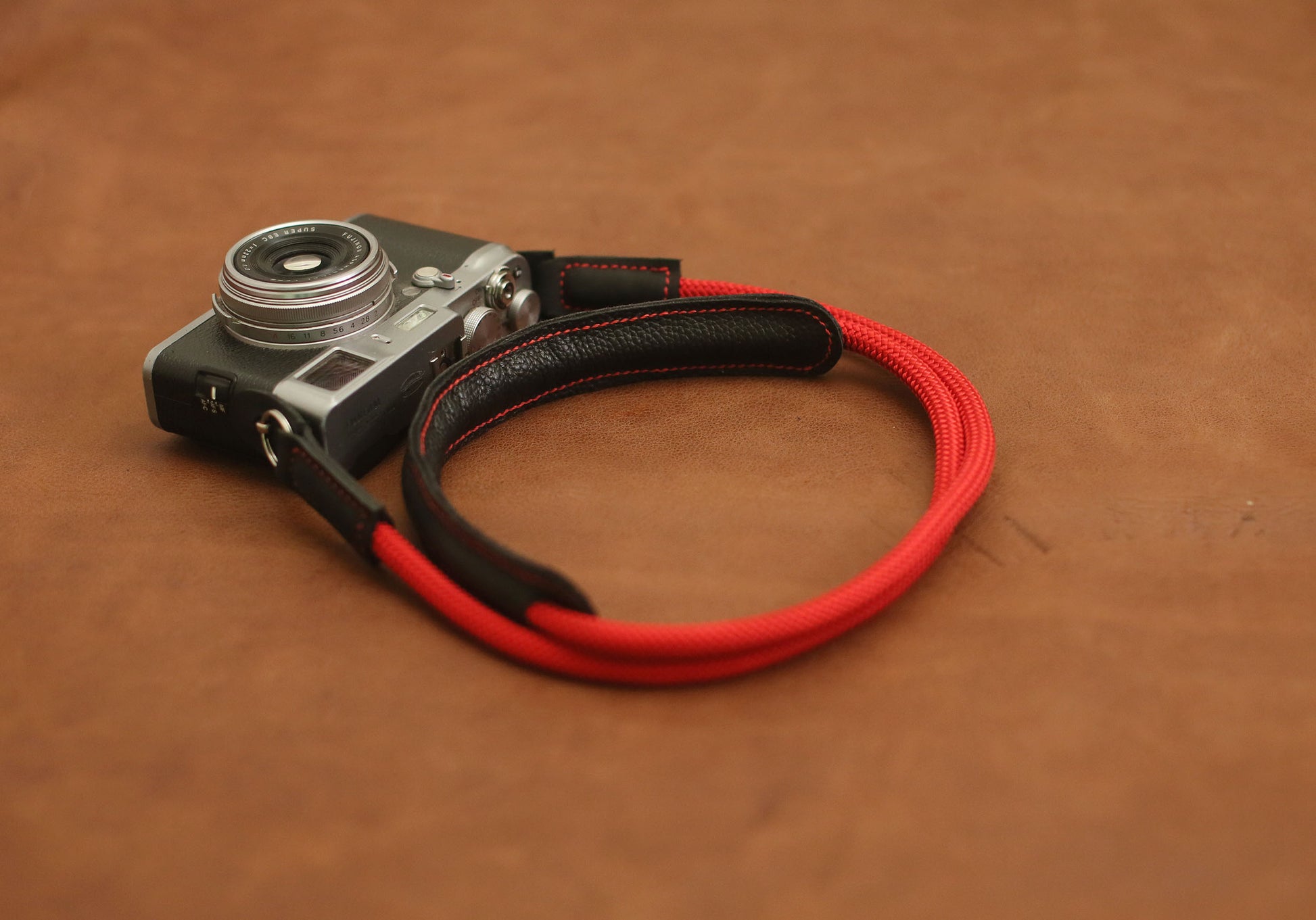 Lightweight mountaineering rope camera strap in red