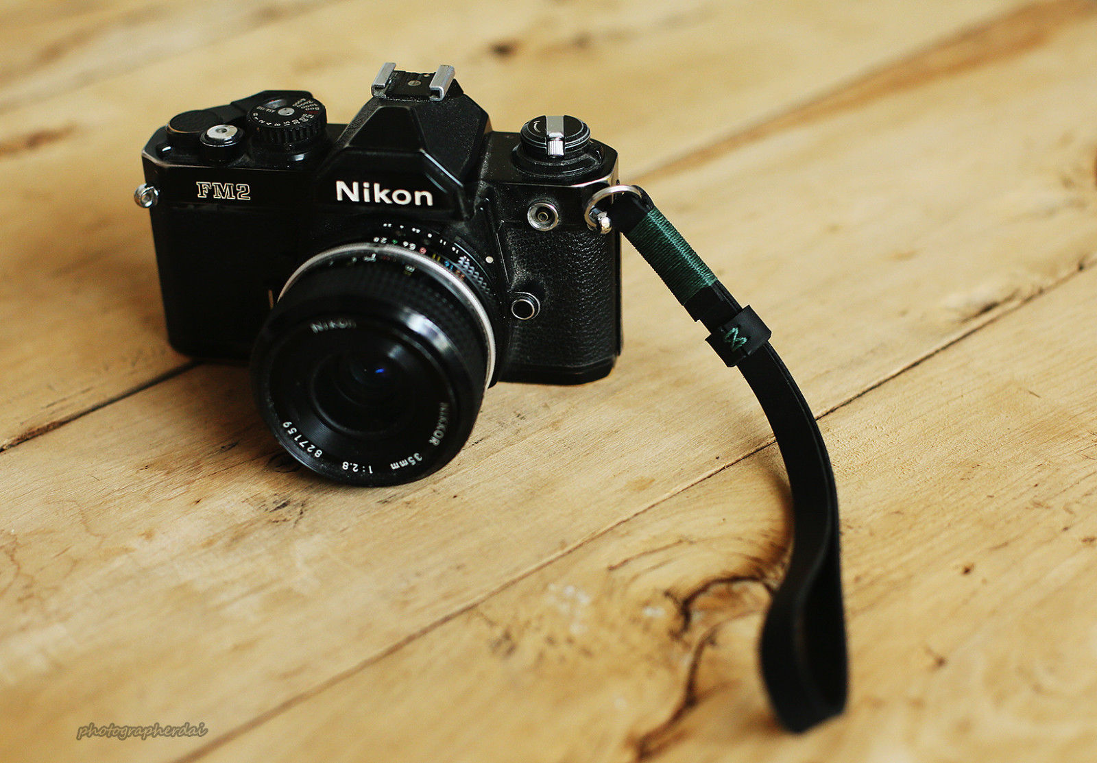 Black leather handmade camera wrist band strap dark green | Windmup.com - windmup