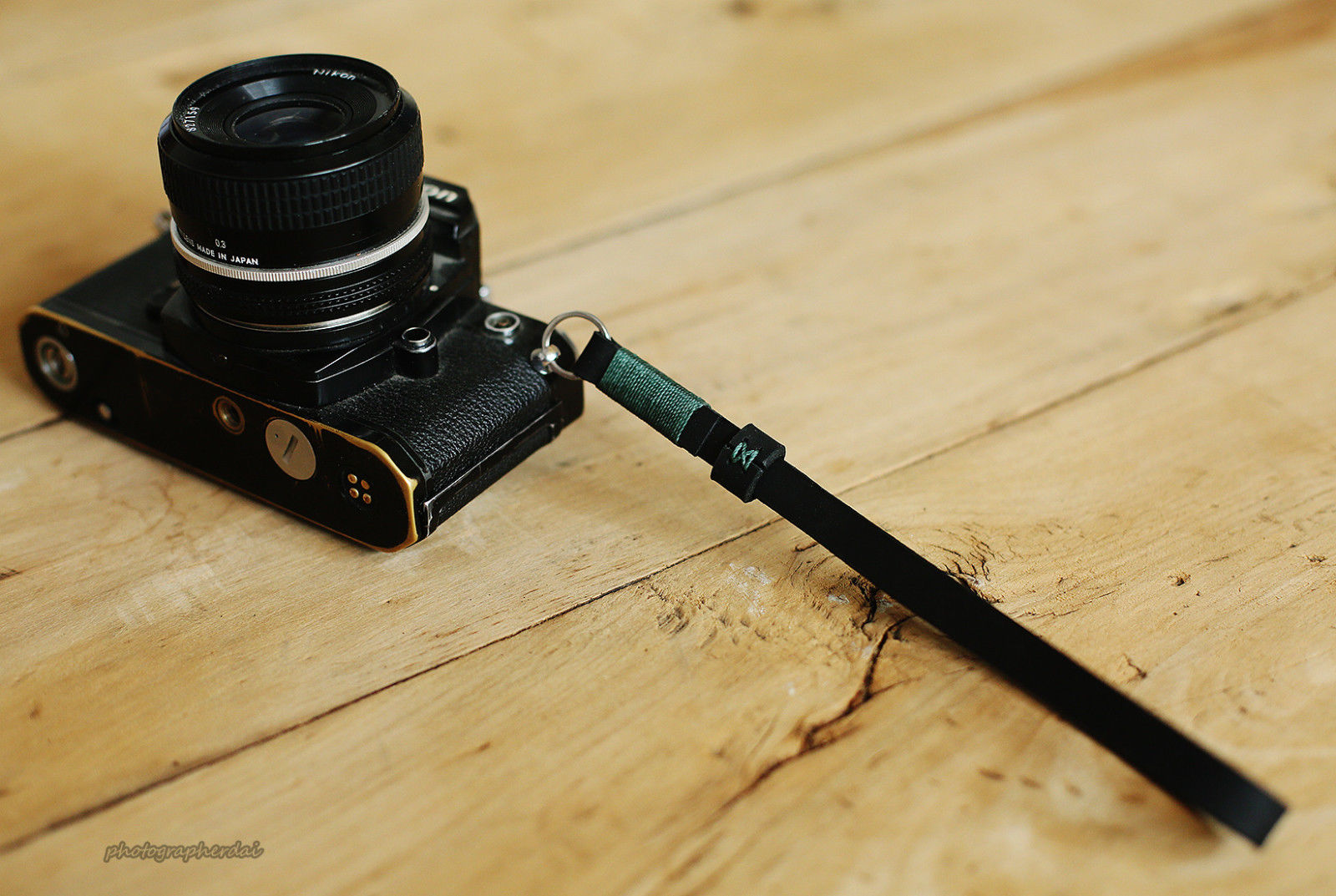 Black leather handmade camera wrist band strap dark green | Windmup.com - windmup