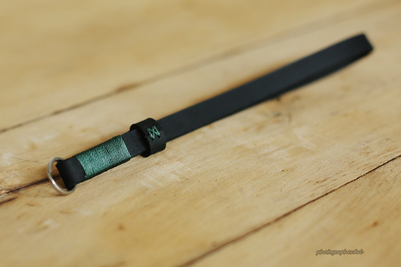 Black leather handmade camera wrist band strap dark green | Windmup.com - windmup