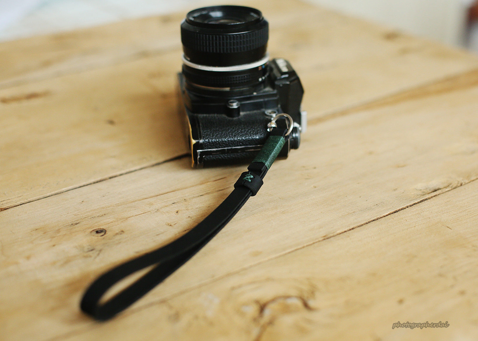 Black leather handmade camera wrist band strap dark green | Windmup.com - windmup