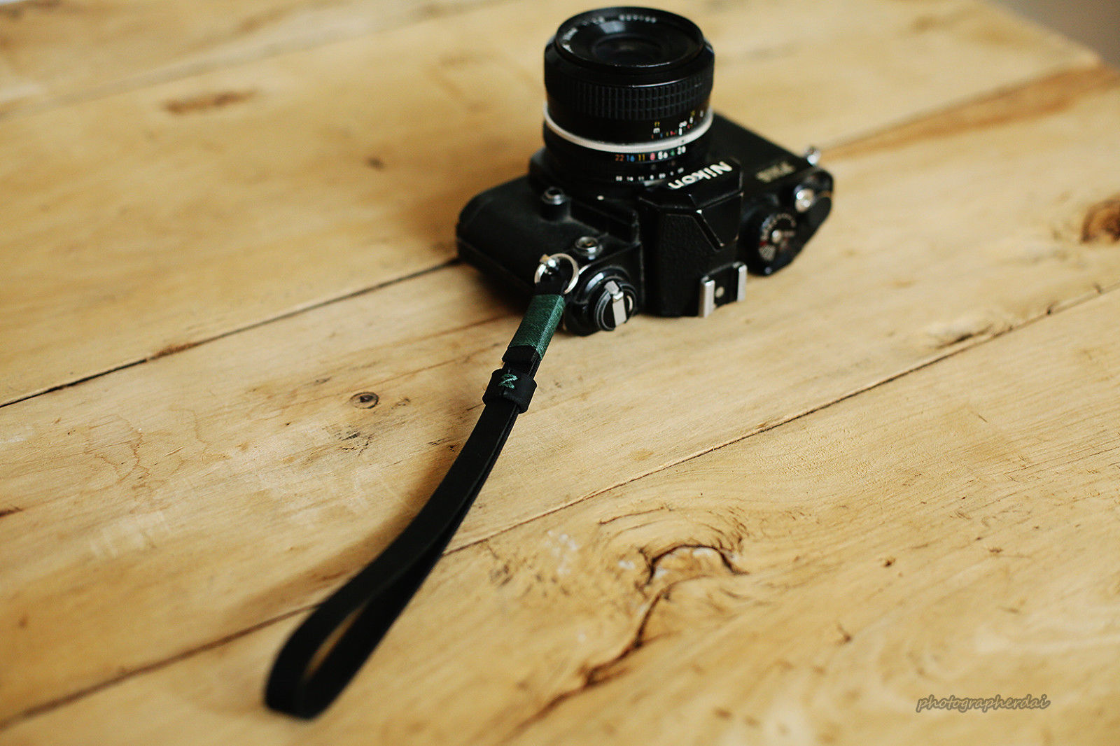 Black leather handmade camera wrist band strap dark green | Windmup.com - windmup