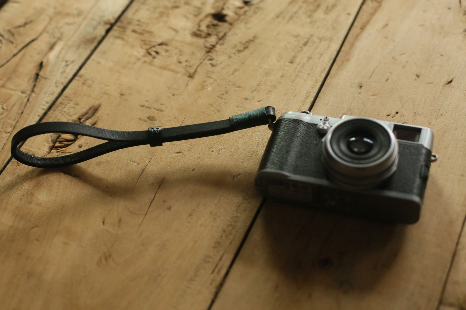 Black leather handmade camera wrist strap band thickened green | windmup.com - windmup
