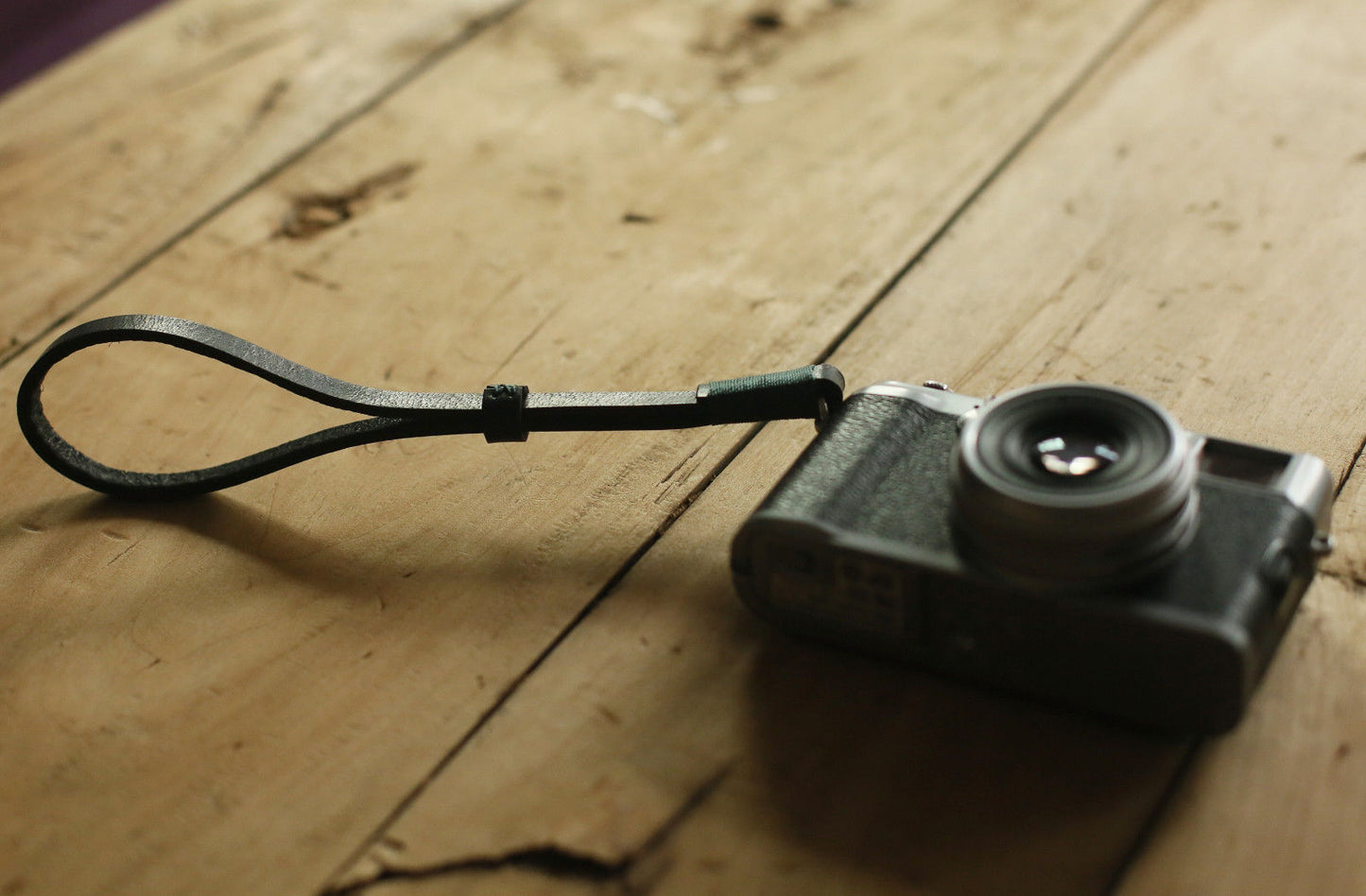 Black leather handmade camera wrist strap band thickened green | windmup.com - windmup