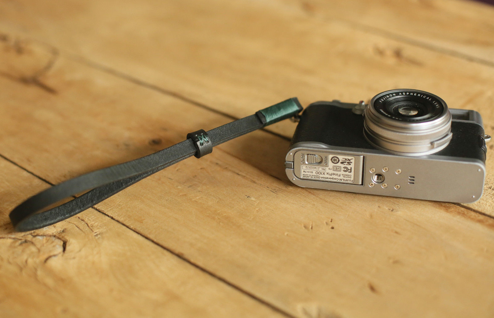 Black leather handmade camera wrist strap band thickened green | windmup.com - windmup