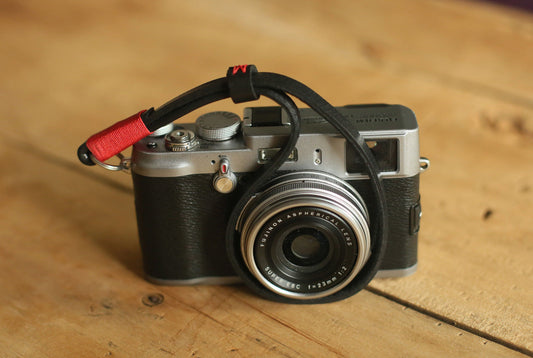 Vegetable-tanned leather camera wrist strap in black