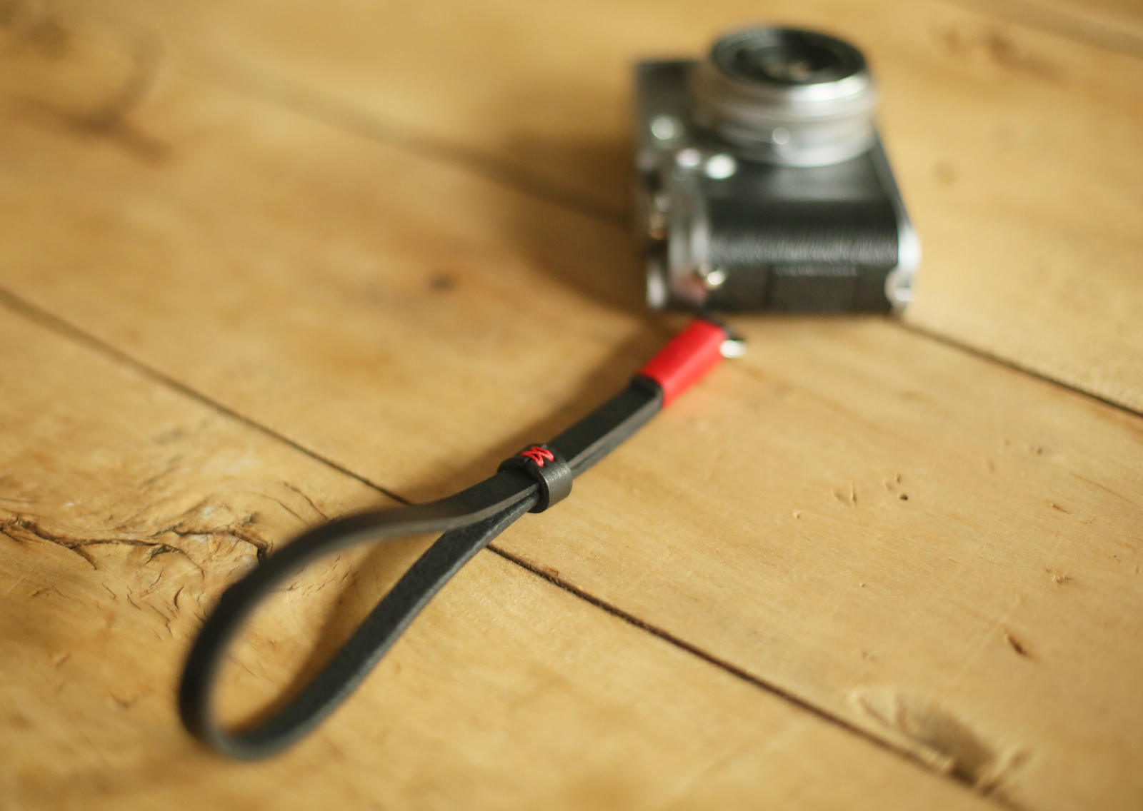 Black leather handmade camera wrist strap band black thickened red | windmup.com - windmup