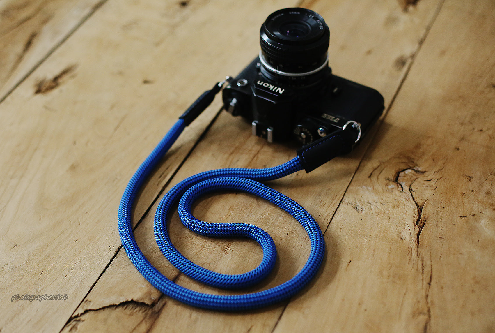 Weave texture shot showing two-tone blue and black dotted rope strap