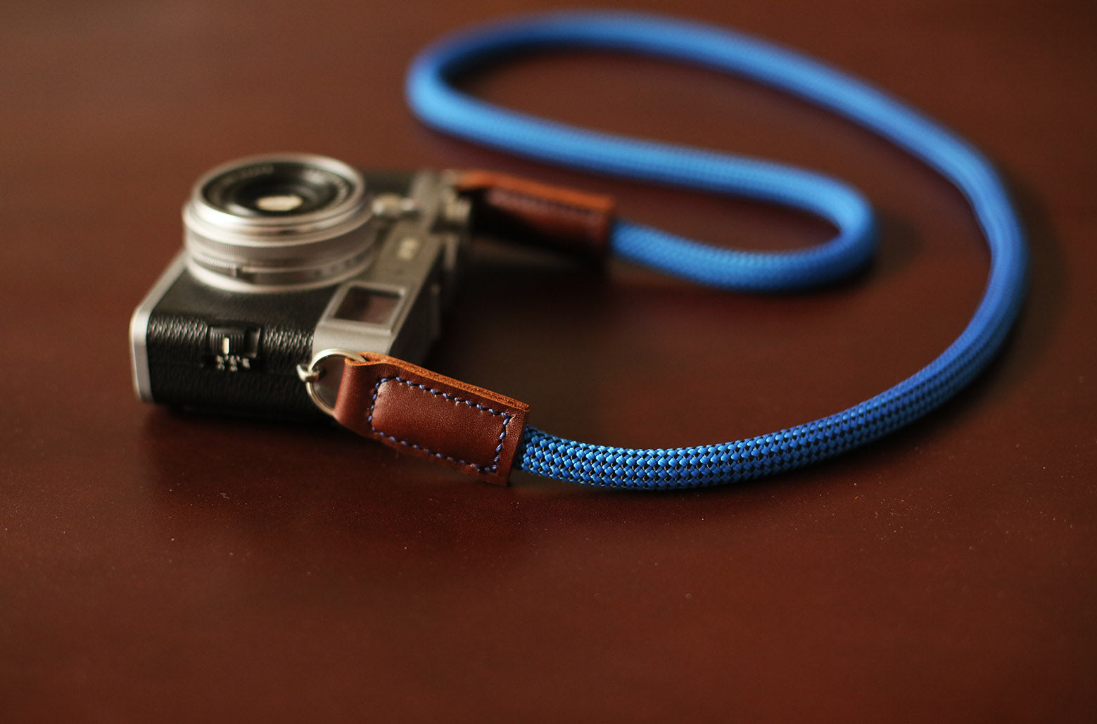  Flat lay of blue rope strap with camera on dark table