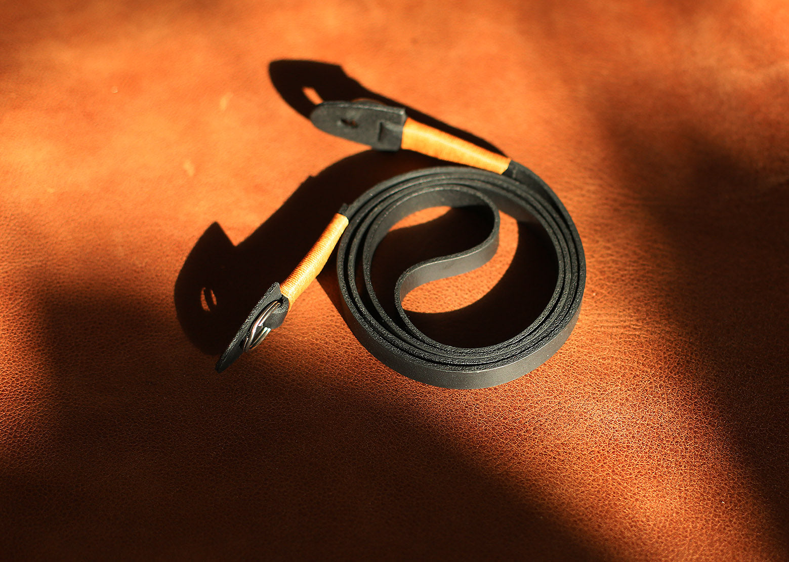 Khaki line 10mm handmade camera neck shoulder strap black leather | windmup - windmup