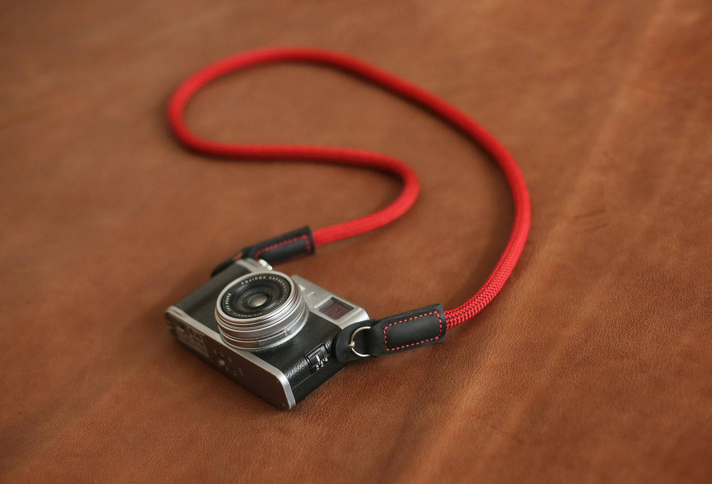 Windmup Crimson Trail camera strap on DSLR