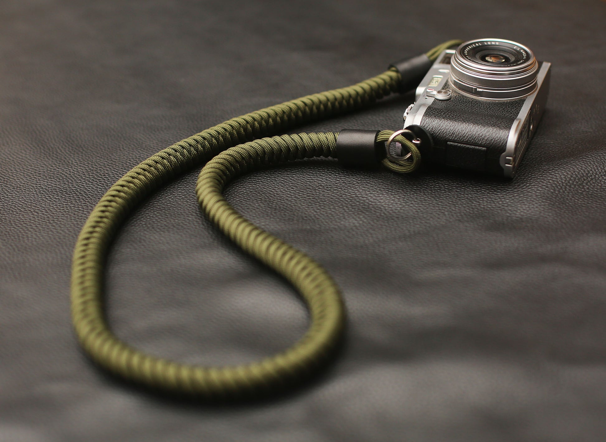 Close-up of diamond knot weave in olive green paracord – 16mm