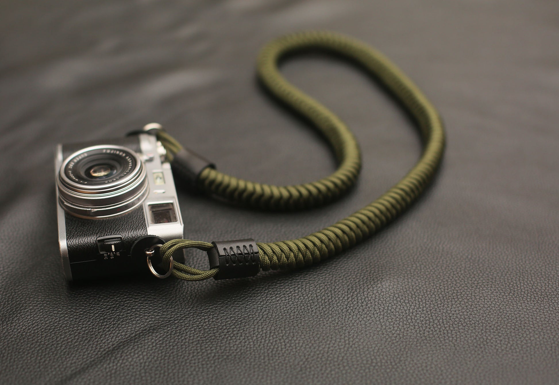 Side view showing paracord weave thickness and flexibility