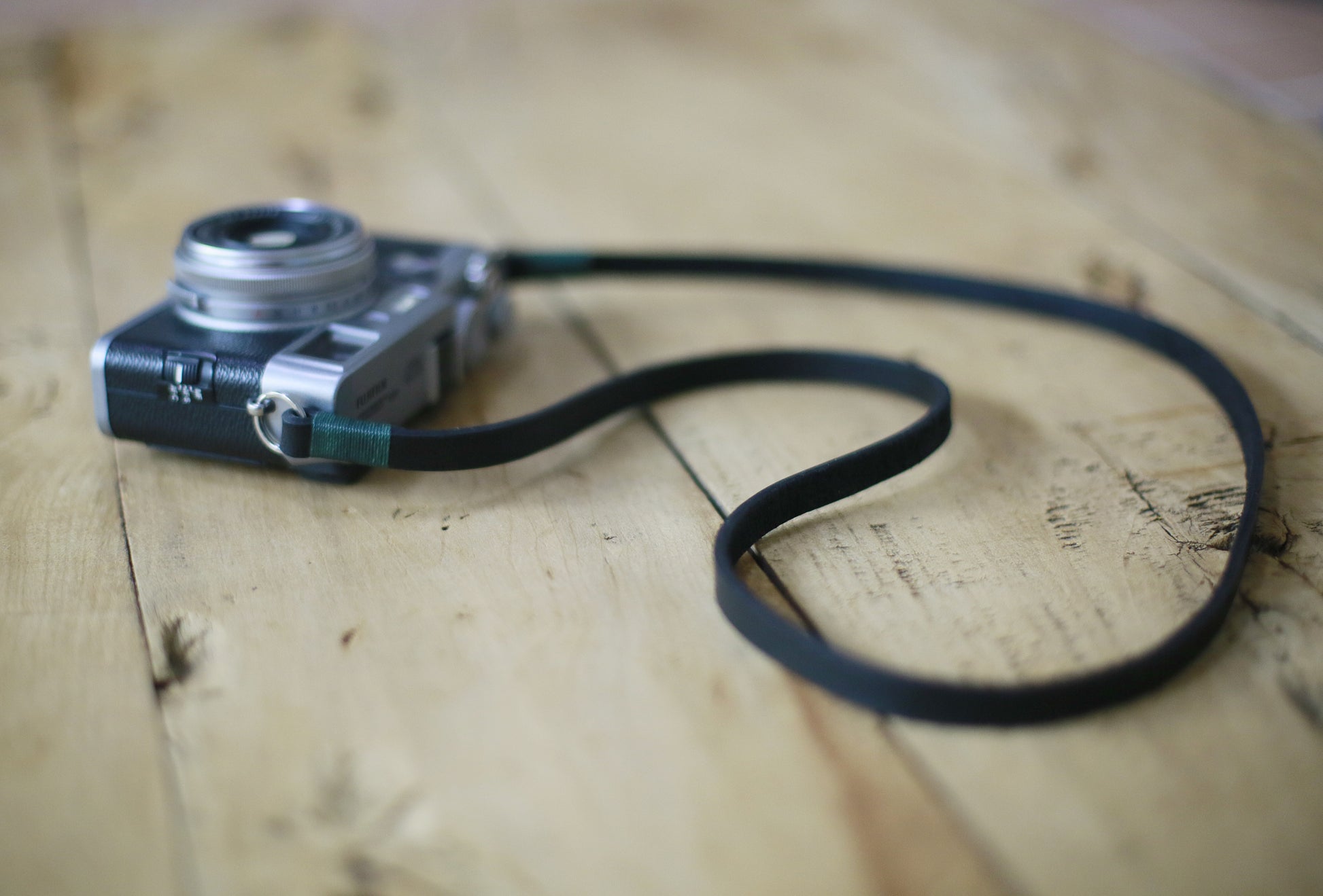 Calm green handmade black leather camera shoulder neck strap | Windmup.com - windmup