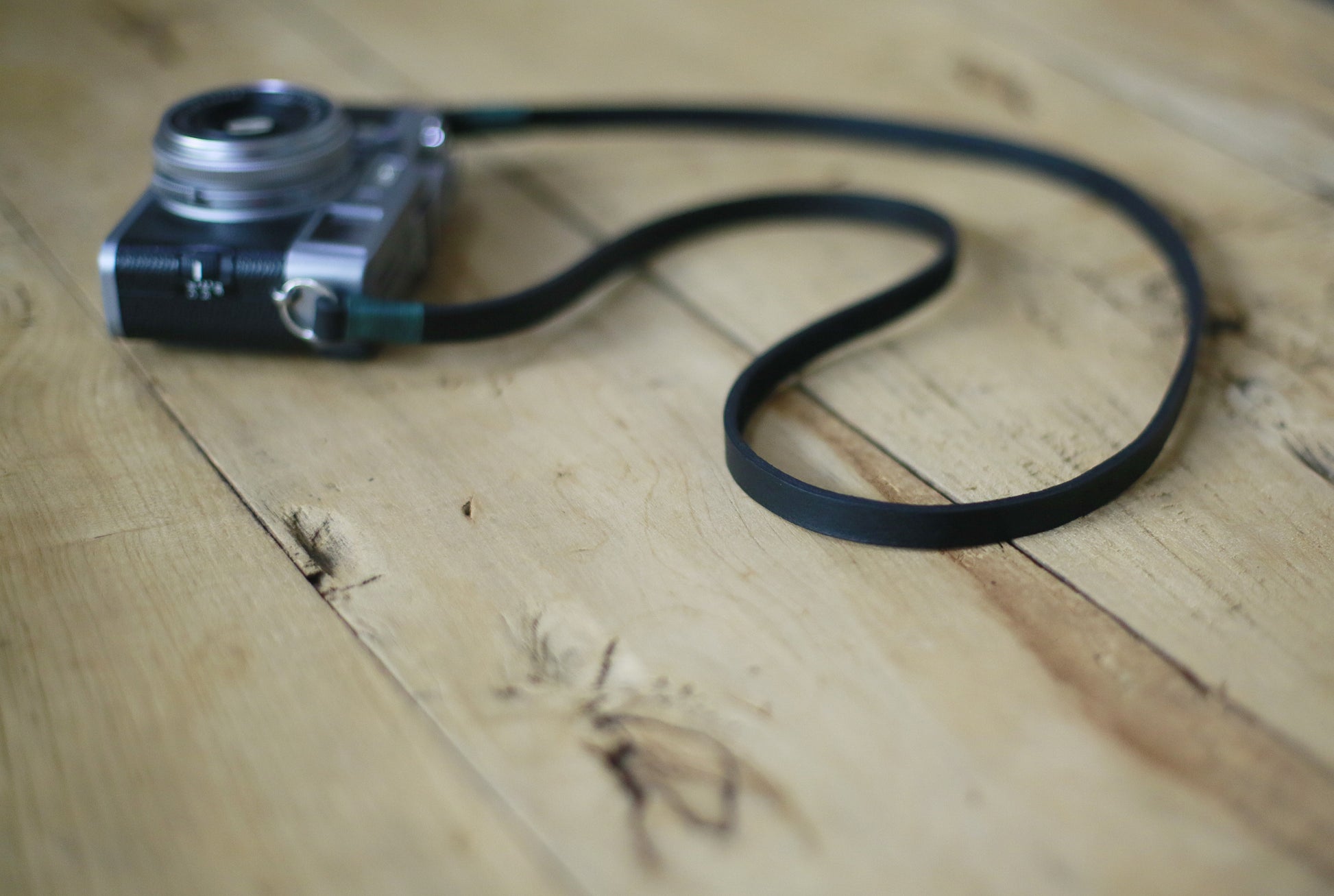 Calm green handmade black leather camera shoulder neck strap | Windmup.com - windmup