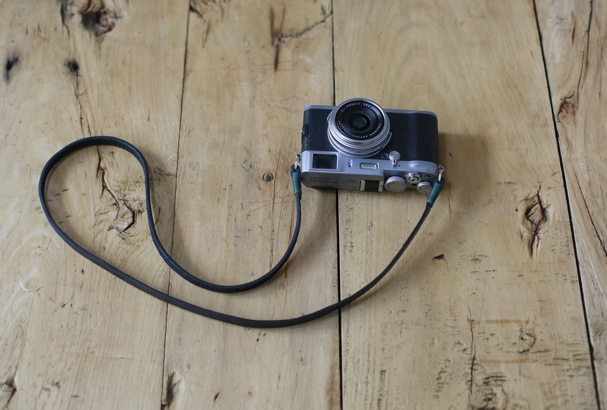 Calm green handmade black leather camera shoulder neck strap | Windmup.com - windmup