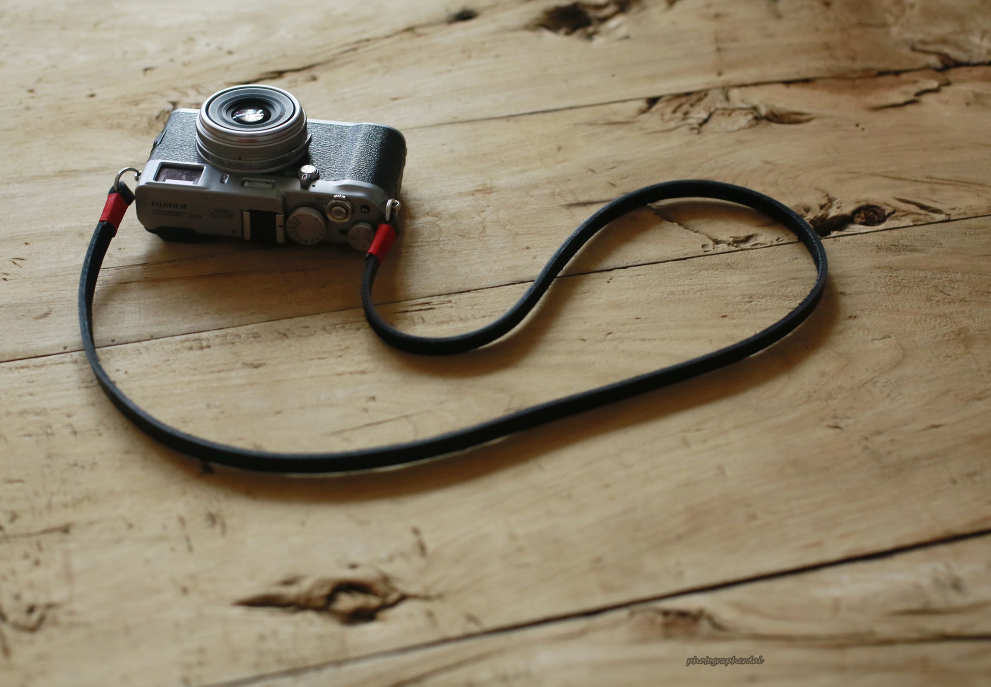 Red handmade black leather camera neck shoulder strap | Windmup.com - windmup