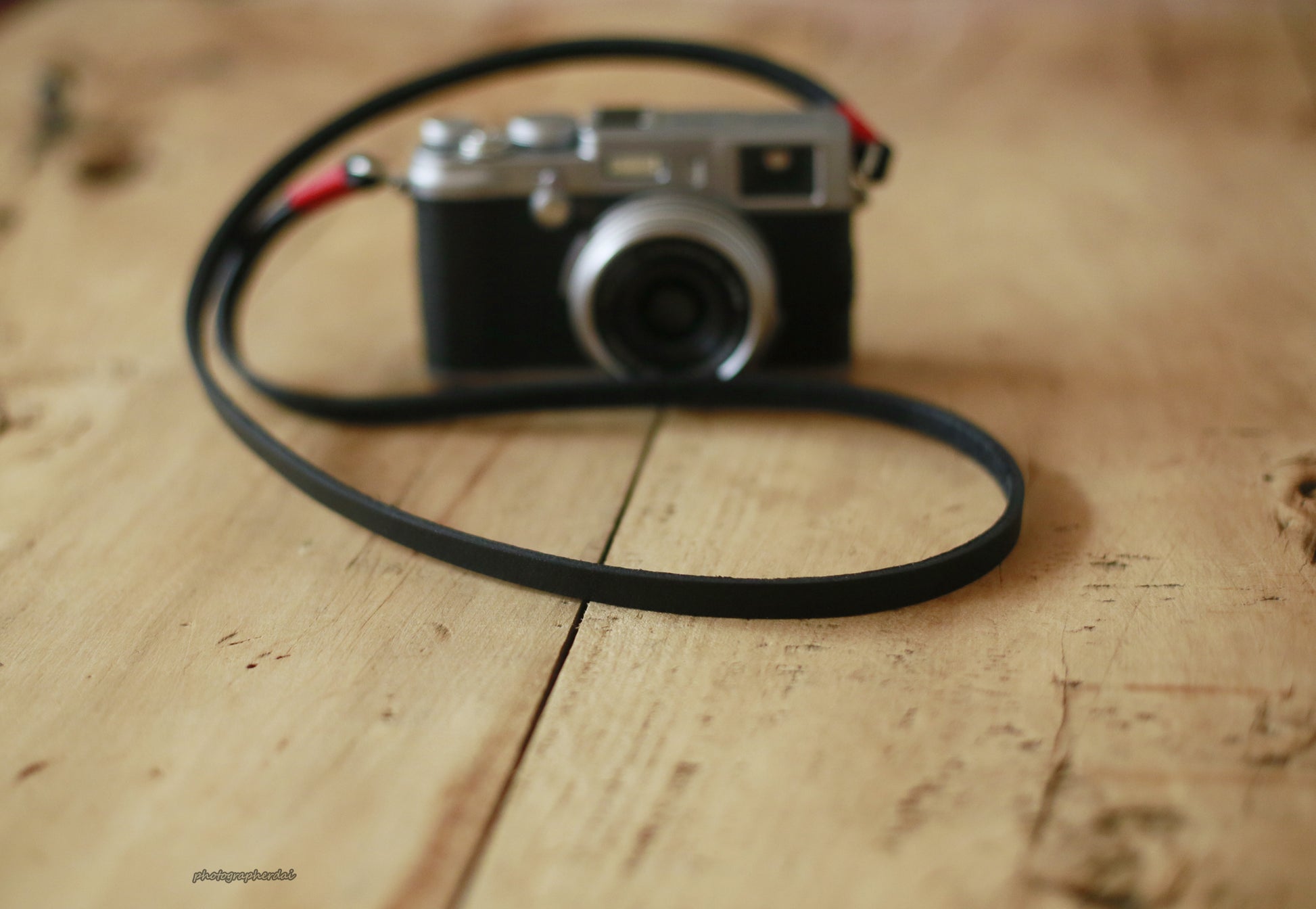 Red handmade black leather camera neck shoulder strap | Windmup.com - windmup