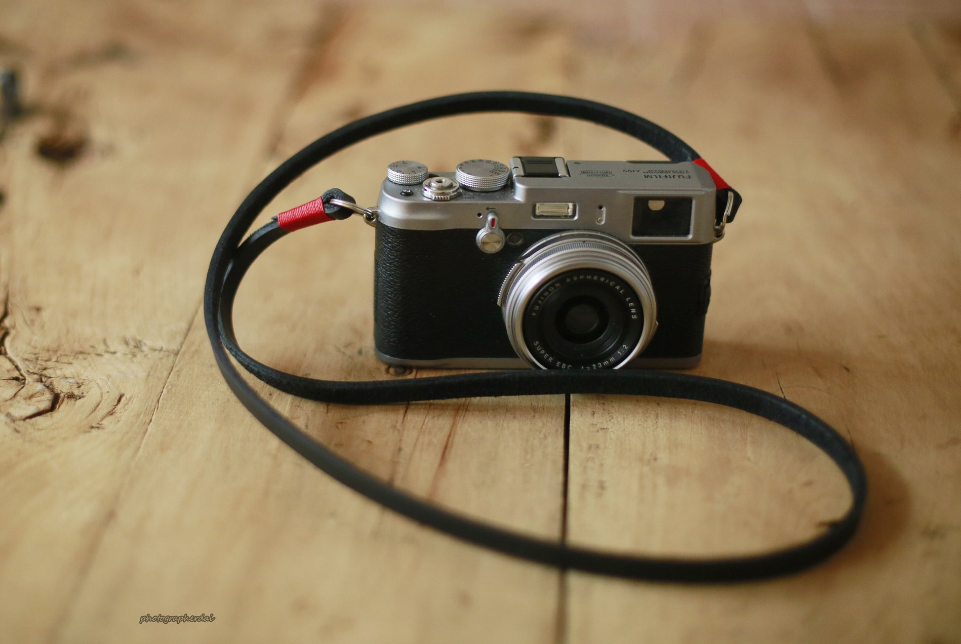 Red handmade black leather camera neck shoulder strap | Windmup.com - windmup