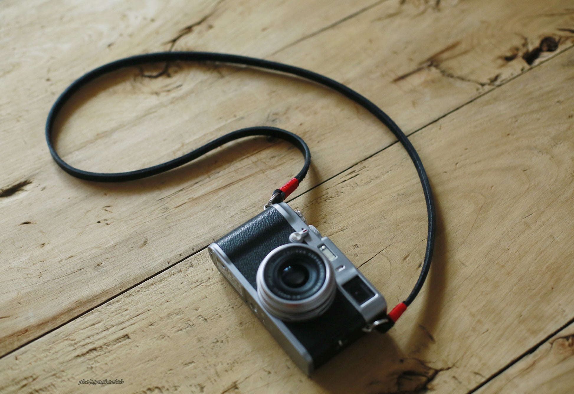 Red handmade black leather camera neck shoulder strap | Windmup.com - windmup