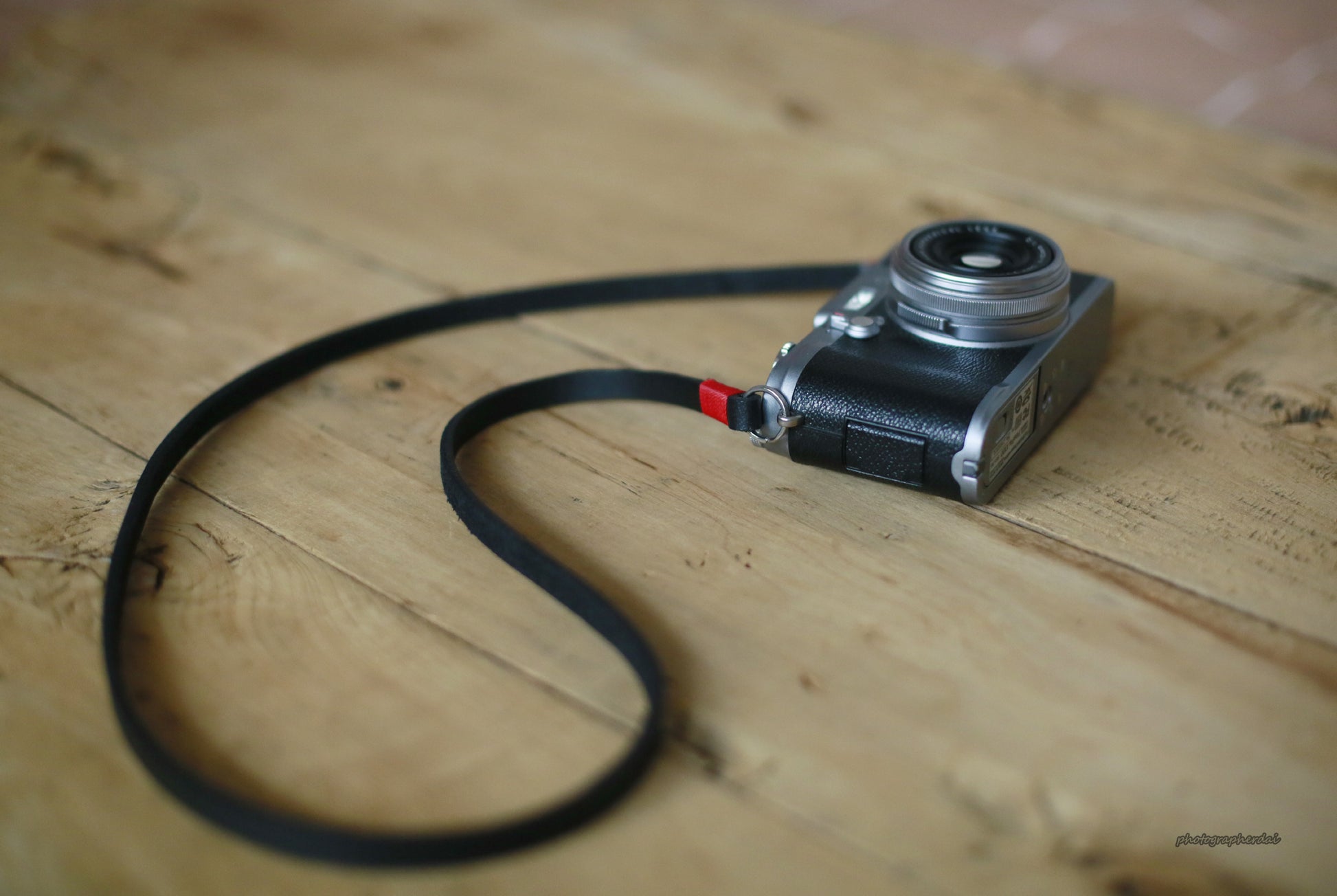 Red handmade black leather camera neck shoulder strap | Windmup.com - windmup