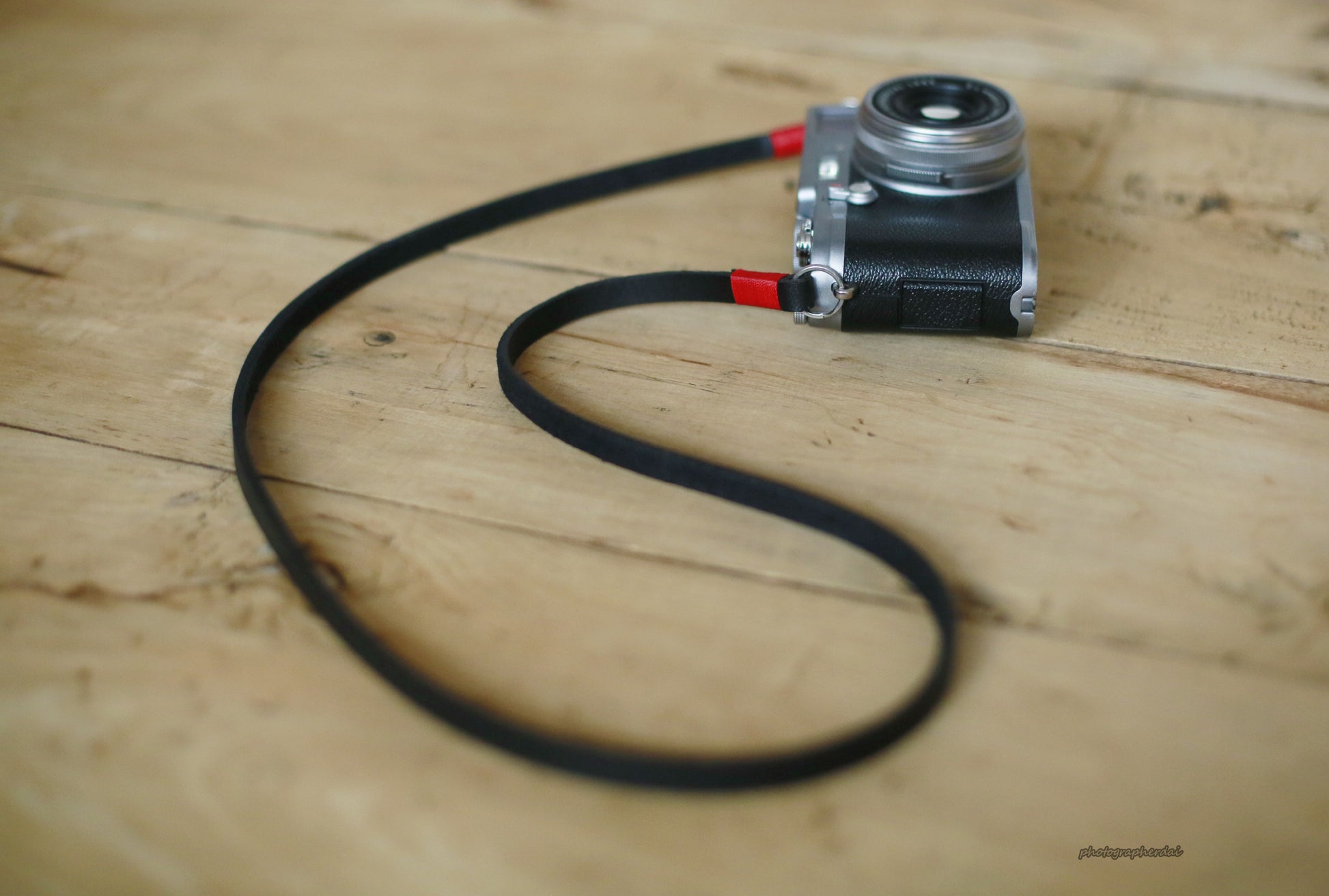 Red handmade black leather camera neck shoulder strap | Windmup.com - windmup