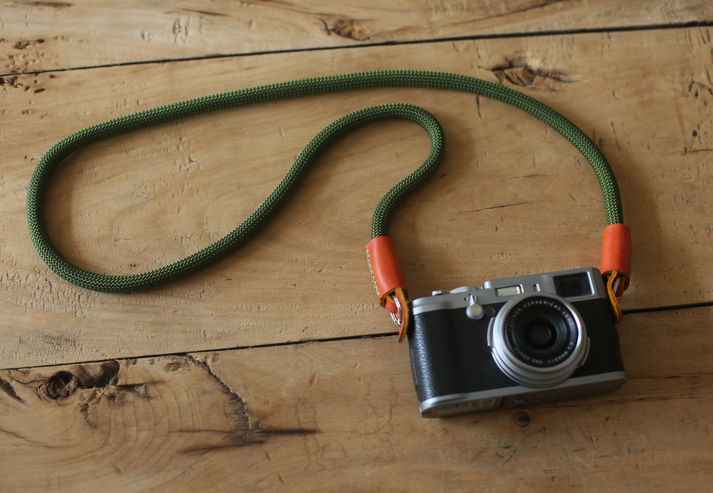 Vintage style green rope strap for mirrorless camera