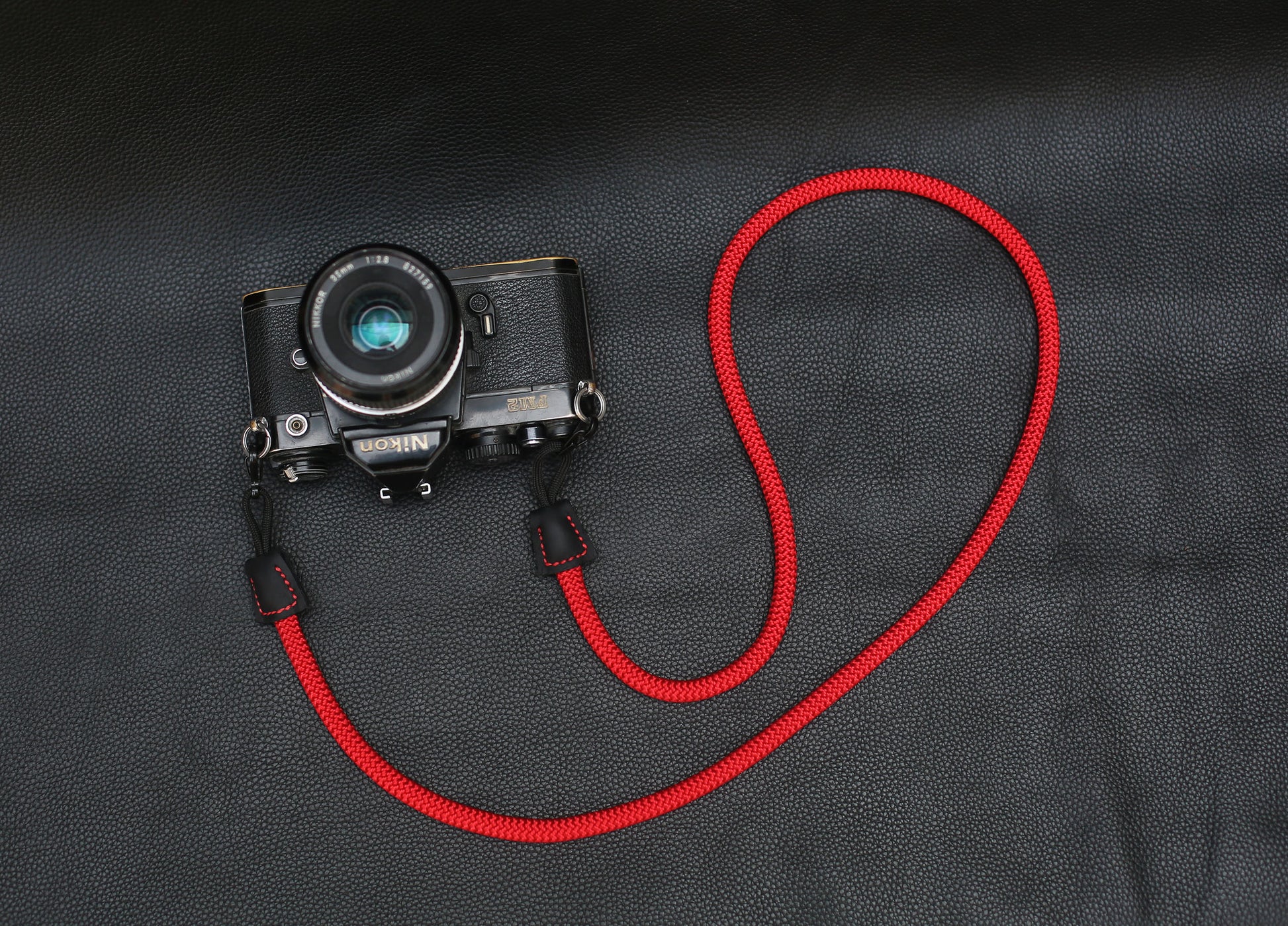 Black full-grain leather ends with hook clasp quick-release system